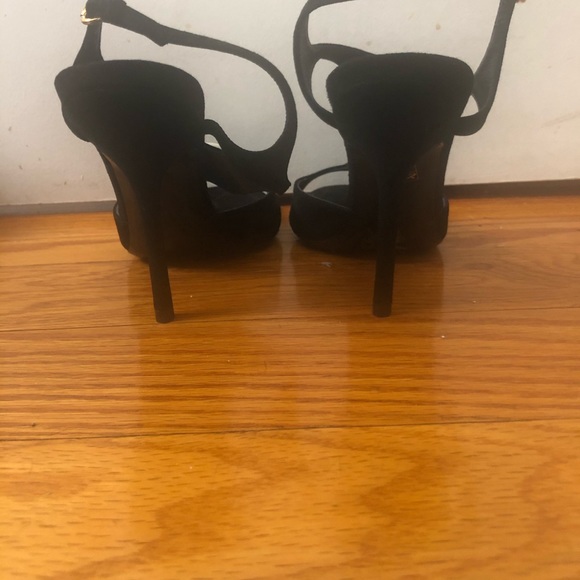 Strut in Gucci - Picture 3 of 4